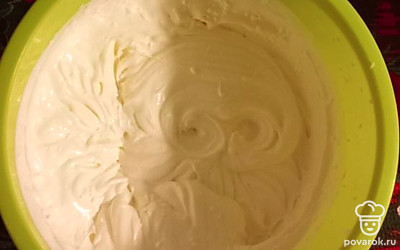 Делаем крем. Сливки взбиваем с сахарной пудрой и остатками сгущенки.
