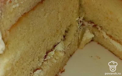 При желании можно добавить в торт фрукты и ягоды: киви, банан, клубнику. Можно посыпать шоколадом, натертым на терке. Торт получается мягкий и вкусный! Хорошо подойдет к празднику!Приятного аппетита!!!