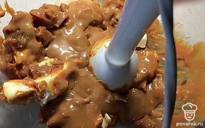 Пробейте масло блендером и добавьте сгущенное молоко. Все хорошо перебейте блендером до однородной массы.