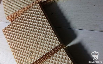 Листы вафель нарежьте (размер на ваше усмотрение).