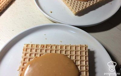 Промажьте листы кремом.