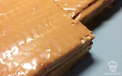 Выровняйте по бокам и поставьте в холодильник на 1 час.