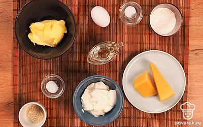 Выложите все ингредиенты на видное место. Отделите белок от желтка. Сливочное масло должно быть мягким - выложите его из холодильника. Приготовьте противень, нож, емкость для подготовки теста.