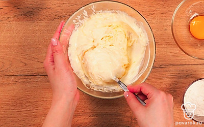 Подготовьте тесто. Взбейте белок, добавьте к нему майонез и мягкое сливочное масло. Взбивайте 1-2 минуты. Натрите сыр на мелкой терке и добавьте в получившуюся смесь. Добавьте соль, муку и соду. Перемешайте до однородной массы. Замесите плотное тесто и отправьте в холодильник на 30 минут.