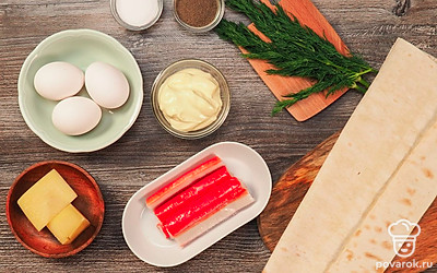 2 яйца сварите вкрутую, остудите и очистите. Приготовьте противень и бумагу для выпечки. Включите духовку на 200 ˚C.