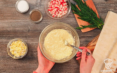 Приготовьте сырную «шапку». Сыр натрите на терке, вбейте сырое яйцо, добавьте майонез, соль и специи. Перемешайте продукты.