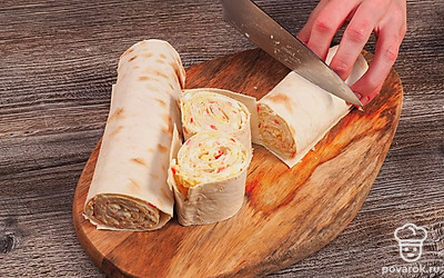 Сделайте рулетики. Крабовые палочки измельчите. Яйца и сыр натрите на средней терке. Соедините продукты. Добавьте майонез и перемешайте. На поверхность лаваша выложите начинку, сверните его плотным рулетом. Нарежьте кольцами, толщиной около 3 см.