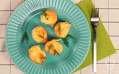 На порционное блюдо выложите рулеты из крабовых палочек с сыром. Украсьте веточками свежего укропа.