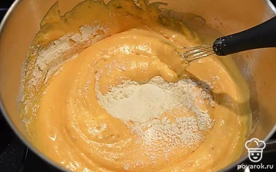 Все ингредиенты смешиваем, добавляем муку. Тесто должно получиться как густая сметана.