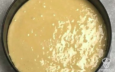 Смазываем форму сливочным маслом, ставим в холодный духовой шкаф. Выставляем температуру 180 градусов. Выпекаем 20 минут.