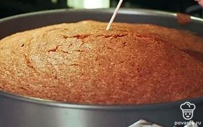 Проверяем готовность, достаем и остужаем. Обмазываем сгущенкой.