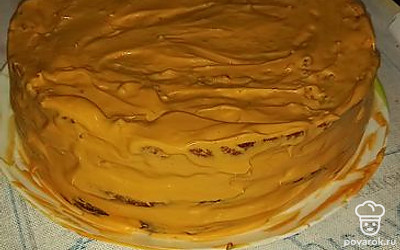 Украсить торт можно половинками грецкого ореха. В один из слоев добавить клубнику, очень вкусно получается. А можно вообще ничем не украшать. 