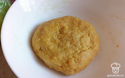 Маргарин смешать с мукой, содой и замешиваем тесто. Убрать в морозилку на пару часов.