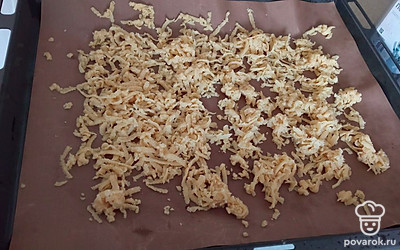 Замороженное тесто натираем на терке на противень. Запекаем при температуре 180 градусов 7-10 минут.