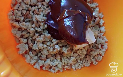 Готовое тесто смешиваем со сгущенкой и маслом. 