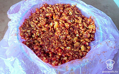 Выкладывем в форму, застеленную пленкой, и убираем в холодильник на 10-15 минут. Достаем и наслаждаемся.