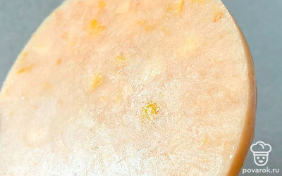 Заранее готовим начинку. Чистим грушу, режем кубиками, складываем в сотейник. Добавляем 70 грамм сахара и воду. Около 10 минут варим на очень слабом огне, до размягчения груши. Затем отделяем половину груши, добавляем крахмал и желатин. Пюрируем погружным блендером. Соединяем обе части, выливаем в форму около 14 сантиметров в диаметре и отправляем в морозилку на пару часов.