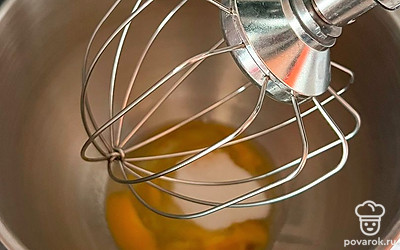 Яйца взбиваем с 60 граммами сахара.