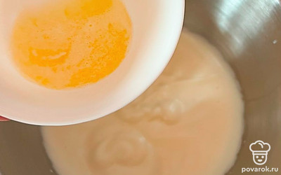 Добавляем в полученную воздушную массу растопленное, но не горячее сливочное масло.