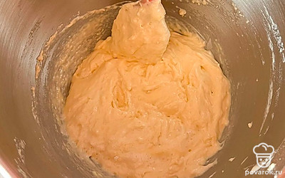 Всыпаем муку, соду и ванилин. Аккуратно перемешиваем лопаткой.