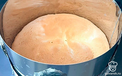 Переливаем в форму примерно 16 сантиметров в диаметре. Отправляем в духовку на 35-45 минут выпекаться при температуре 180 градусов.