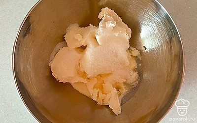 Готовим крем: соединяем сливочный сыр, сливки и сахар. Взбиваем пару минут.