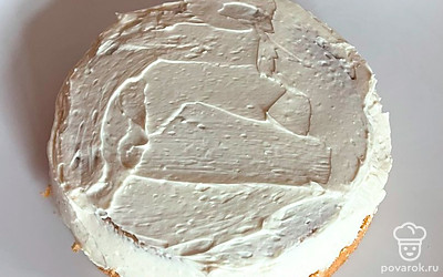 Обмазываем ее сверху кремом и кладем верхний корж.