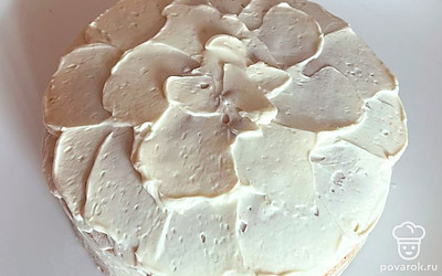 Сверху покрываем торт оставшимся кремом.