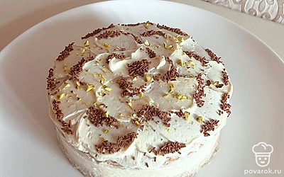 Можно украсить торт миндальными лепестками и шоколадной крошкой.