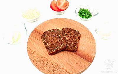 Отварите и очистите яйцо. Сыр натрите на мелкой терке.