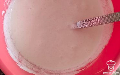 Взбить яйца с сахаром. Добавить сметану с содой. 