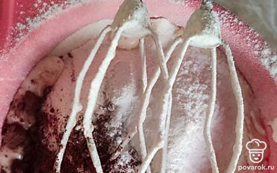 Добавить муку и какао. Перемешать.