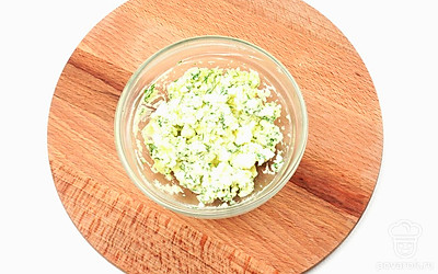 Мелко порежьте яйцо и укроп. Смешайте полученные ингредиенты со сливочным маслом. Посолите и поперчите салат по вкусу.