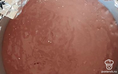 Выпечь корж до румяности при 180 градусах.