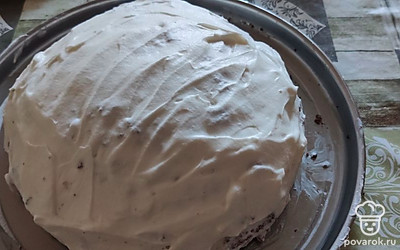 Обмакнуть в крем кусочки коржа и выложить их сверху. Обильно смазать кремом. Можно полить сверху шоколадом, растопив плитку в горячей воде. 