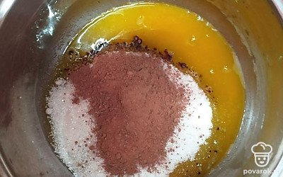 Масло растопить. Добавить яйца, какао, разрыхлитель, муку, сахар. Все хорошо вымесить. 