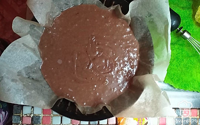 Вылить в форму, застеленную пекарской бумагой и выпекать 30 минут в разогретой духовке, до готовности. 