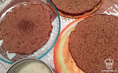 Остывшую пышку разрезать на 3 части. 