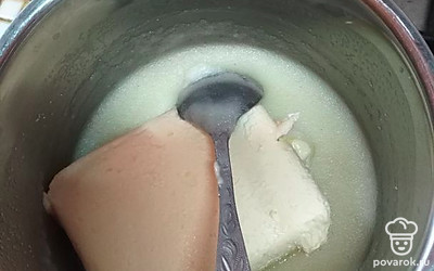 Приготовить крем. Сварить густую сладкую манную кашу: смешать 0,5 литра молока, 5 столовых ложки манки, 1 стакан сахара и 200 грамм сливочного масла. 