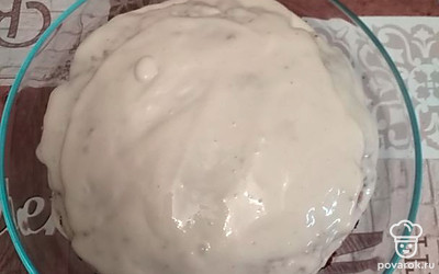 Смазать каждую пышку охлажденным кремом, собрать торт. Сверху полить растопленым шоколадом. 