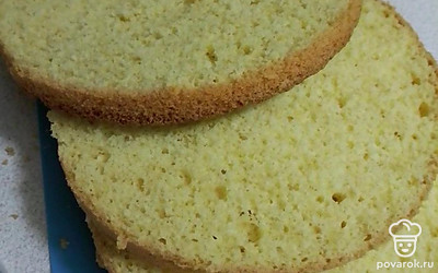 Готовим бисквит. Отделяем белки от желтков. В белки добавляем половину сахара, щепотку соли и взбиваем миксером до устойчивых пиков. В желтки всыпаем оставшуюся половину сахара и тоже взбиваем до полного растворения. Переливаем желтки во взбитые белки и аккуратно перемешиваем. 