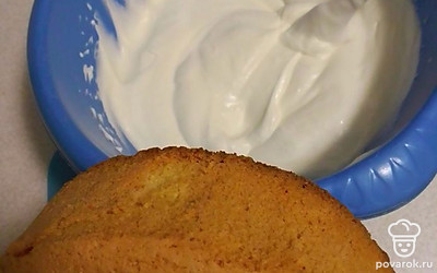 Готовим крем. Взбиваем сливки до густого состояния, отдельно взбиваем сыр с пудрой, перемешиваем со сливками. Крем готов. 