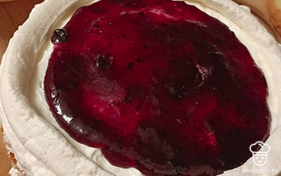 Собираем торт. Пропитываем каждый бисквит сиропом или кипячеными остывшимися сливками с сахаром. Промазываем кремом. На крем выкладываем джем. Верх торта украшаем по желанию. Отправляем в холодильник на ночь. Приятного аппетита! 