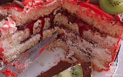 Сверху торт можно выравнять кремом. Сливочное масло, взбитый творожный сыр с пудрой. Крем получается густой и поэтому хорошо держит форму. Можно добавить пищевой краситель и получить желаемый цвет. 