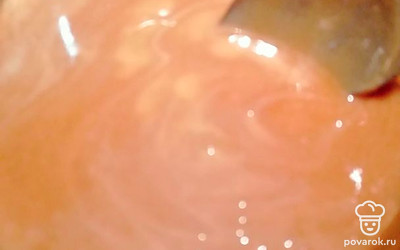 Растопить на водяной бане сливочное масло, сахар и мед.