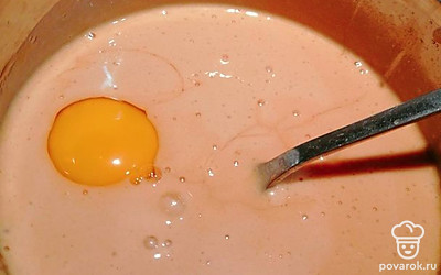 Добавить яйцо и быстро перемешать.