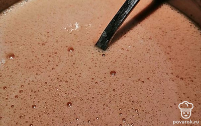 Смешать соду и лимонный сок, добавить в смесь и перемешывать не снимая с водяной бани.