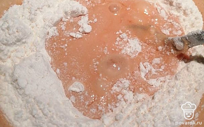 Всыпать муку, перемешать. 