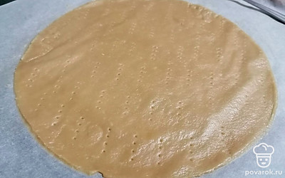 Раскатать 3 тонких круглых коржа на пергаменте, сделать проколы вилкой.