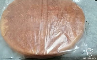 Остывший корж обернуть плёнкой или положить в пакет и поместить в холодильник на пару часов.